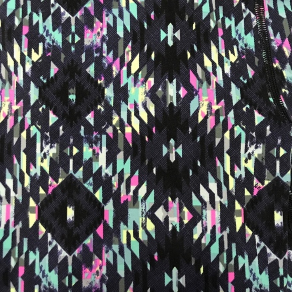 VS Knockout By Victoria Sport Tight in Aztec - Picture 4 of 8